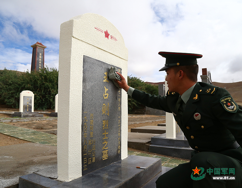 7月30日,官兵正在擦拭革命先烈的墓碑.(刘晓东摄)