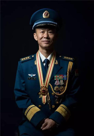 八一勋章获得者李中华,胸前还佩戴着其他奖章.