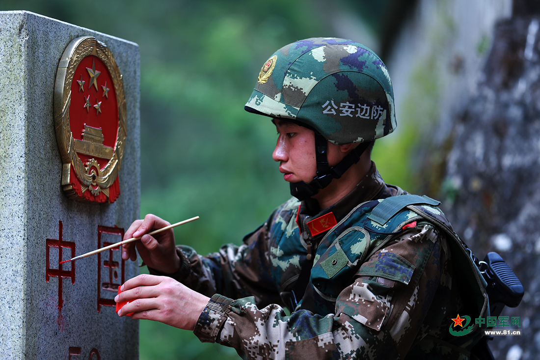 图为武警聂拉木边防检查站一名战士利用巡逻间隙,为中尼(中国和尼泊尔