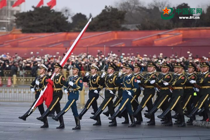 2018年1月1日,人民解放军仪仗队和军乐团首次执行天安门广场升国旗