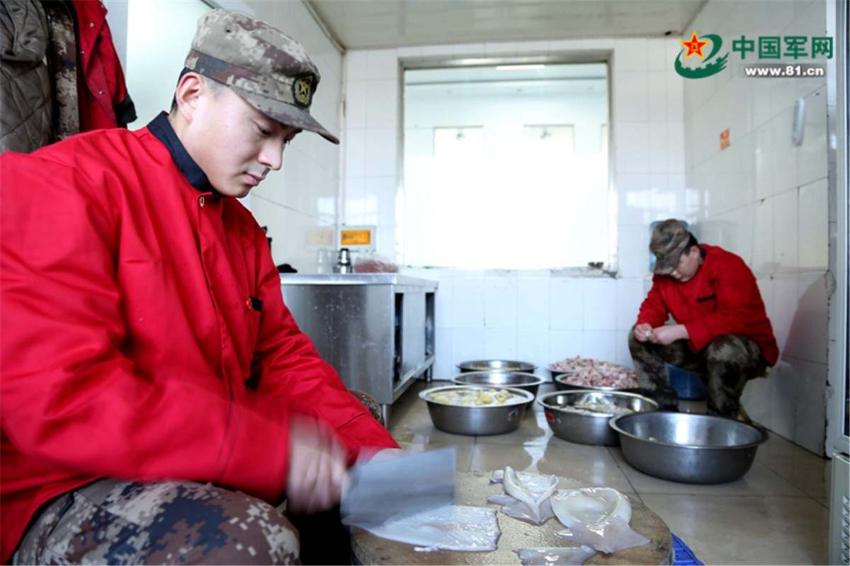 炊事班正在准备食材