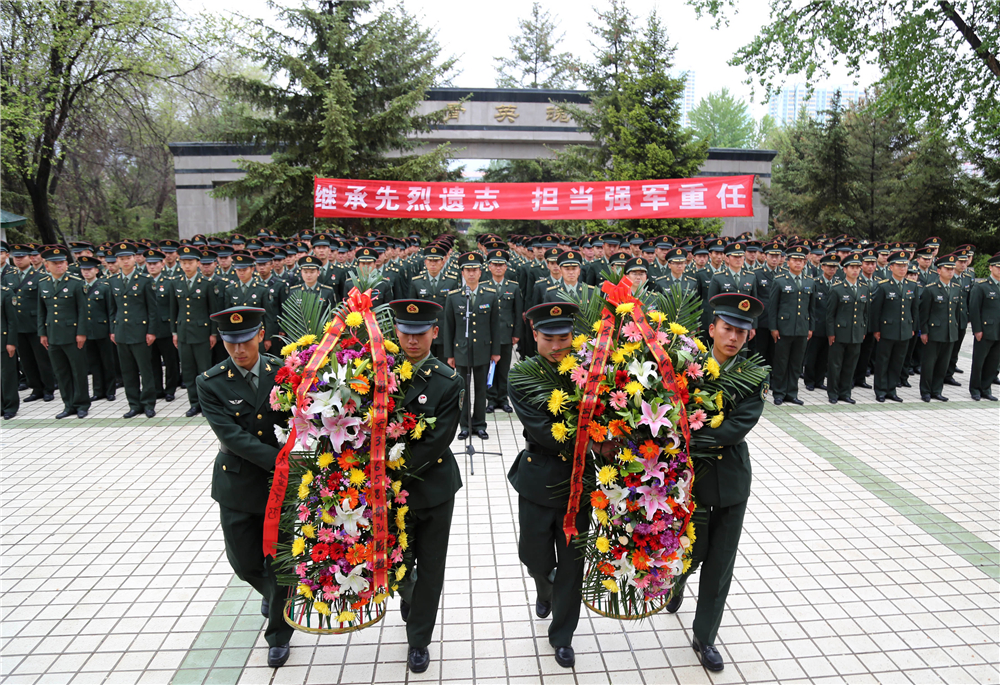 该旅官兵在烈士陵园为革命烈士献花.