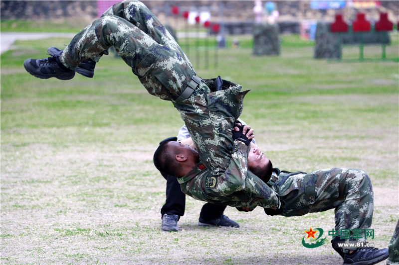 图为两位官兵正在进行过肩摔训练科目.