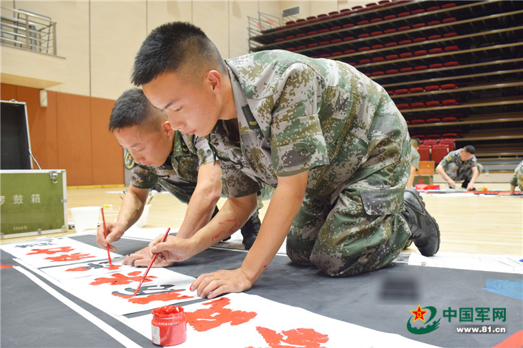 手绘强军主题板报大比拼,你喜欢哪种画风?