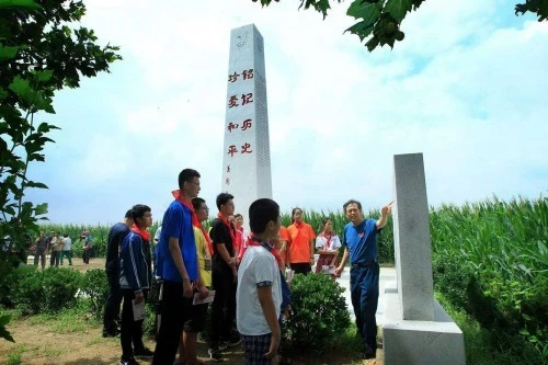 军旅画家王国洲再次向抗战罹难村父老乡亲献爱心