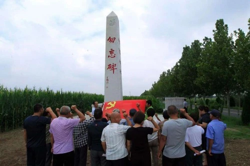 军旅画家王国洲再次向抗战罹难村父老乡亲献爱心