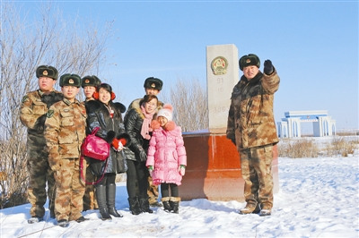 1月21日下午,到内蒙古军区某边防巡逻艇大队探亲的官兵家属和孩子,在2