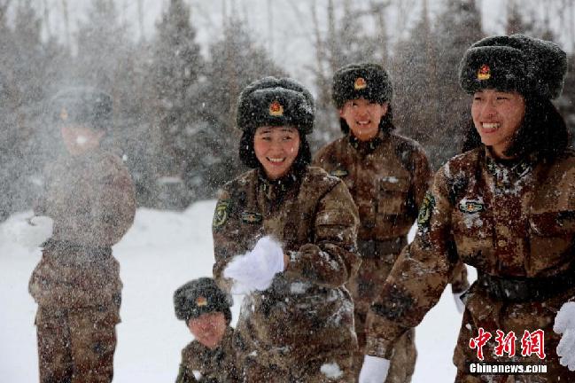 北疆黑河:边防女兵爬冰卧雪