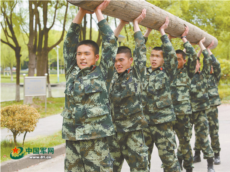 武警浙江总队嘉兴支队中士张锦鹏与战友们一起进行扛圆木训练.