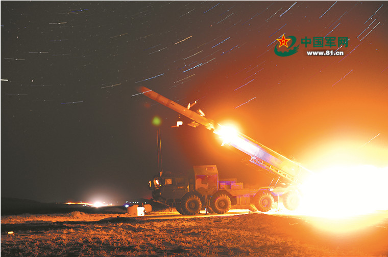 火箭军某导弹旅转战大漠戈壁,组织夜间实弹发射 翟文传摄