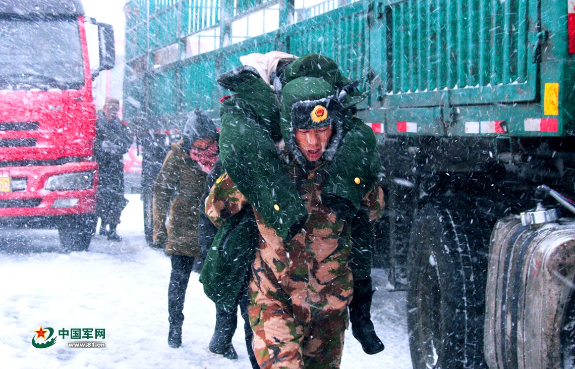 一场雪灾,一程坚守,记录那些你不曾目睹的画面 中国军网