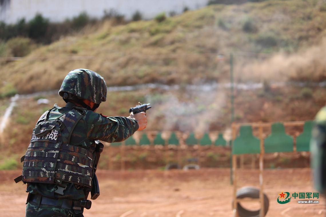 让子弹飞!武警特战队员快反射击场面震撼