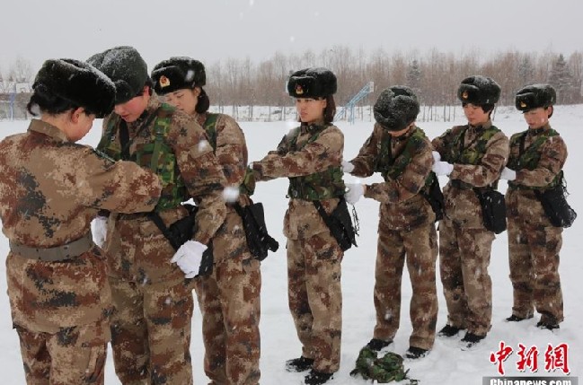 北疆女兵零下10度冒雪训练