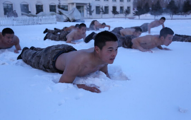 边防官兵零下20度赤身雪浴