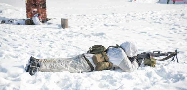 俄狙击手雪地伏击不戴手套