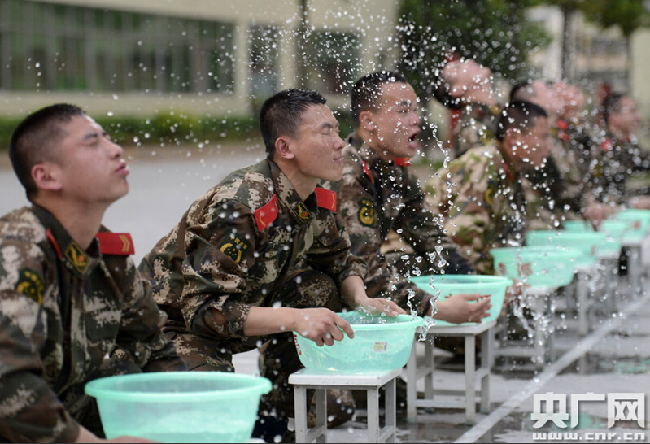 武警战士水中苦练"闭气功"