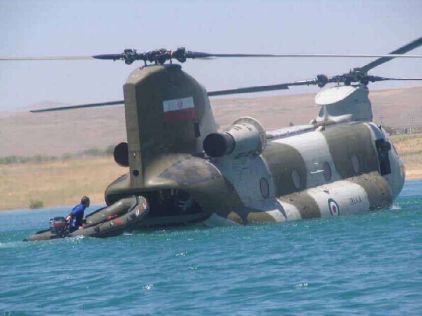 支奴干直升机从水中起飞画面