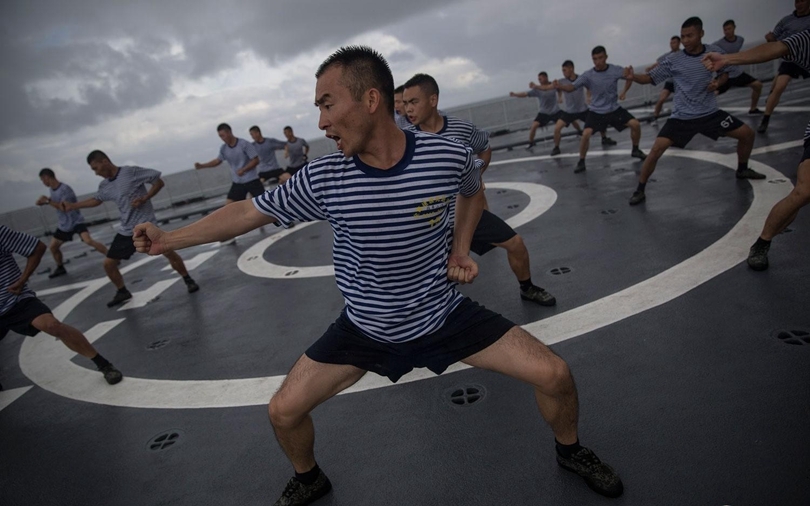 战士们在微山湖舰的飞行甲板上练习军体拳.