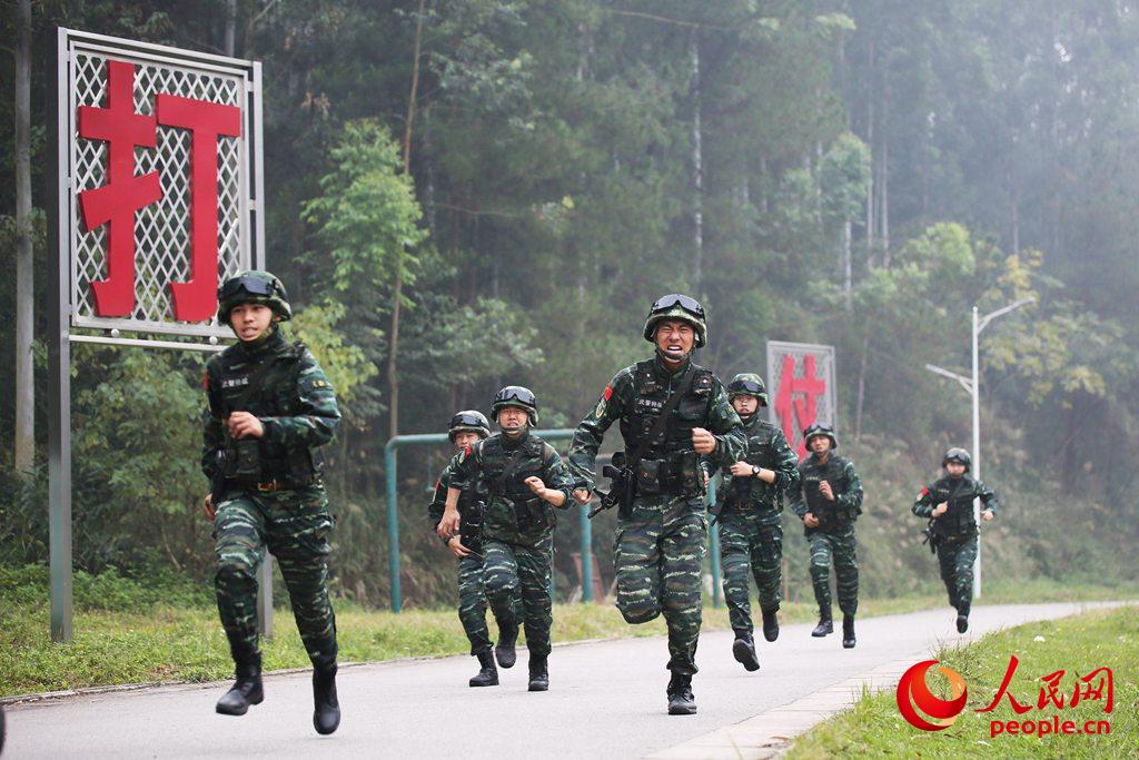 武警广西总队:特战队员雨中开展强化训练