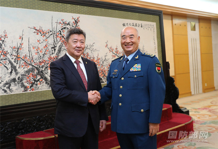 许其亮魏凤和分别与蒙古国国防部长会见会谈