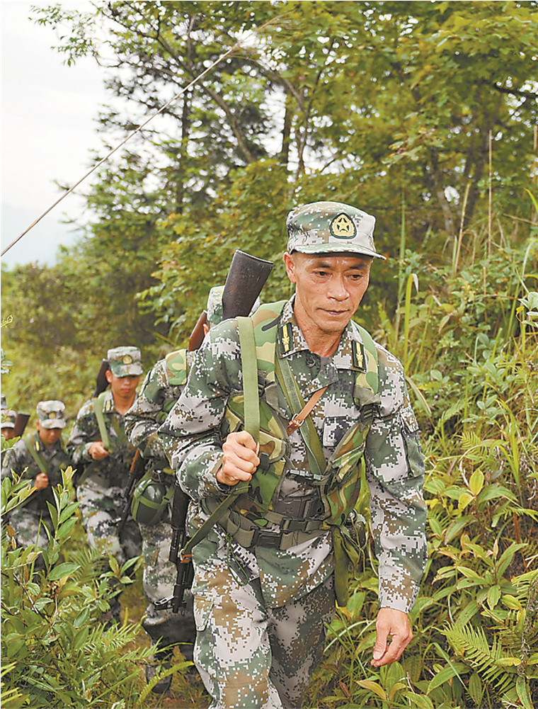 广西那坡县天池国防民兵哨所哨长凌尚前矢志守边,被授予"最美奋斗者"