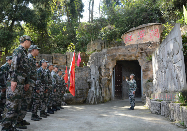 精神高地感悟初心使命!与官兵一起祭扫罗云红军烈士陵园