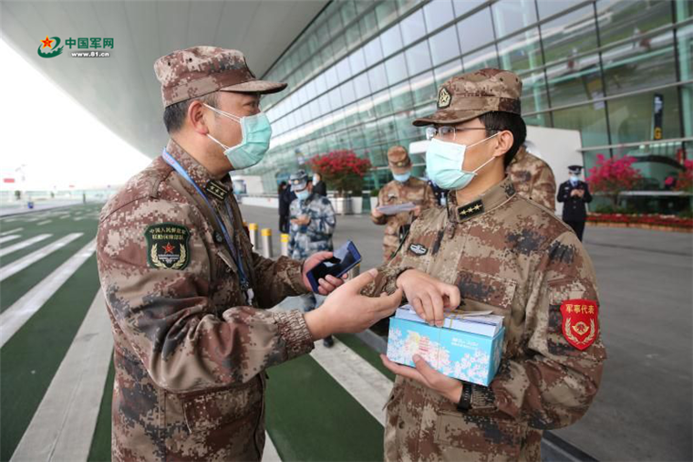 航空军代表在现场保障.