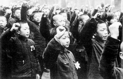 1949年10月13日,新中国第一批少年儿童队队员举起了他们宣誓的小拳头.