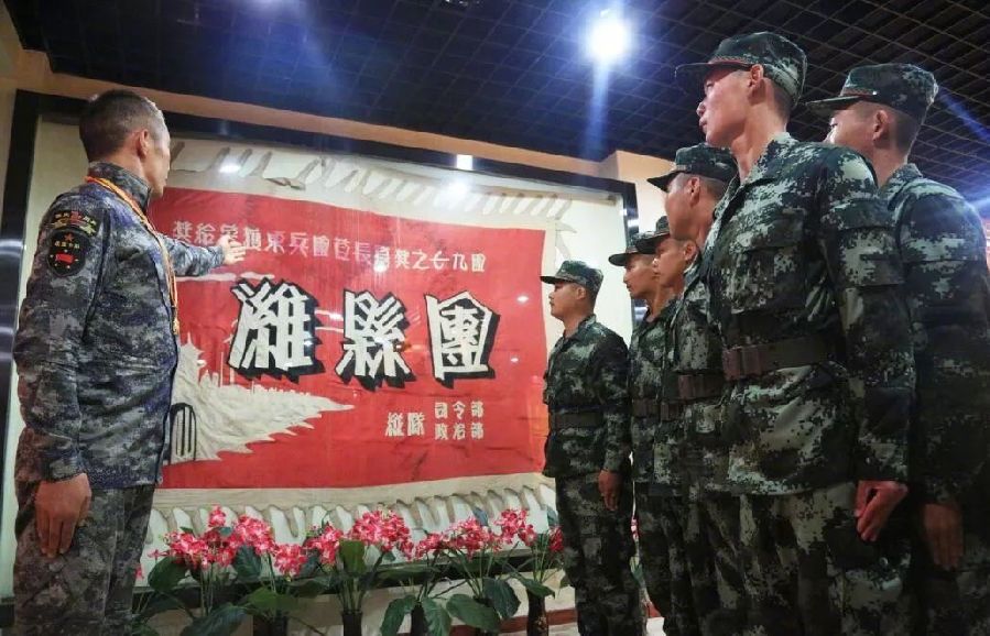 孙继伟参加阅兵返回营区后为新战士们讲述"潍县团"的历史.刘欢 摄