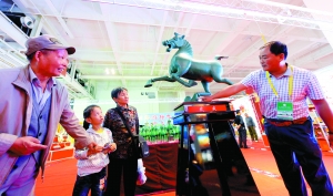 图：在武威展厅内，市民详细了解铜奔马的历史。本报首席记者 裴强 摄