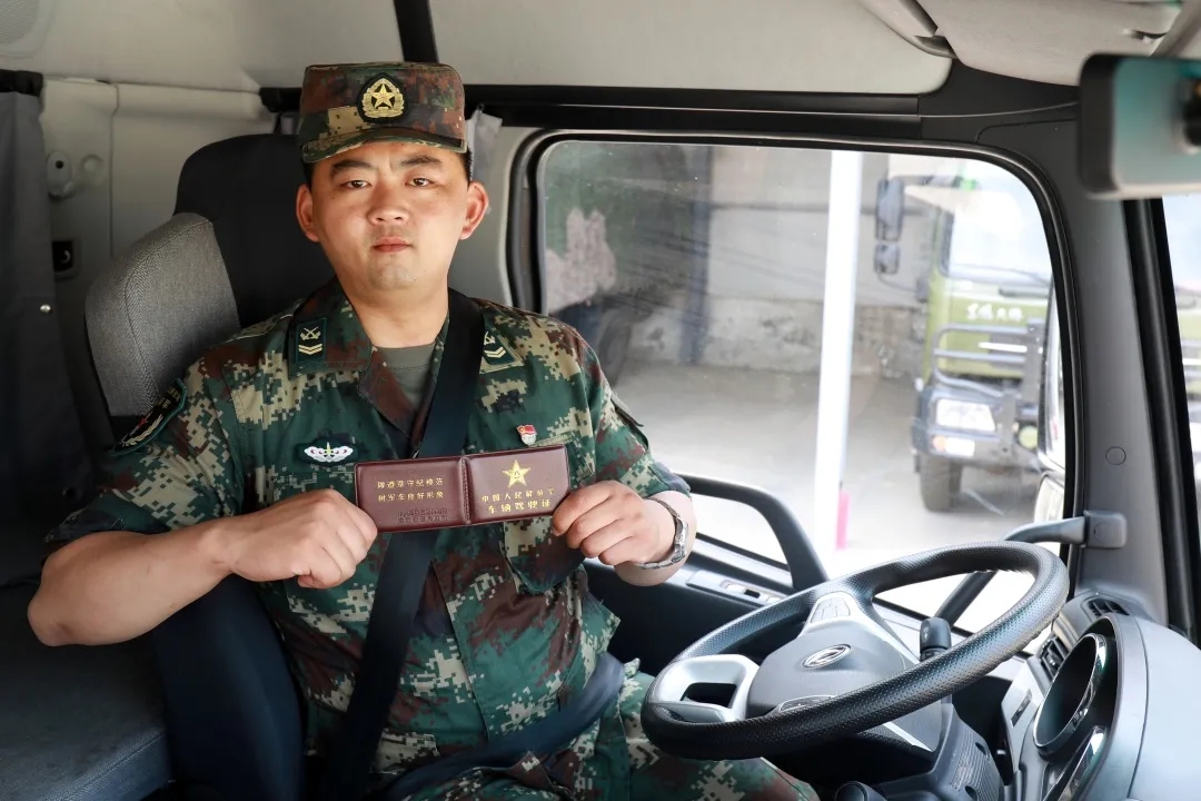 火箭军某团一位驾驶员,展示自己的军队车辆驾驶证.