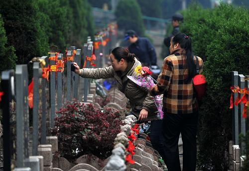 清明祭祖扫墓是中国人的传统习俗.