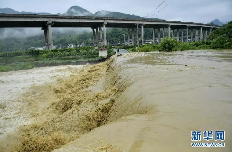 湖北恩施宣恩一条公路被洪水淹没