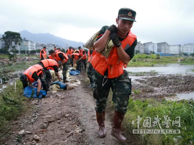 武警官兵:我不知道你是谁,却知道你为了谁!