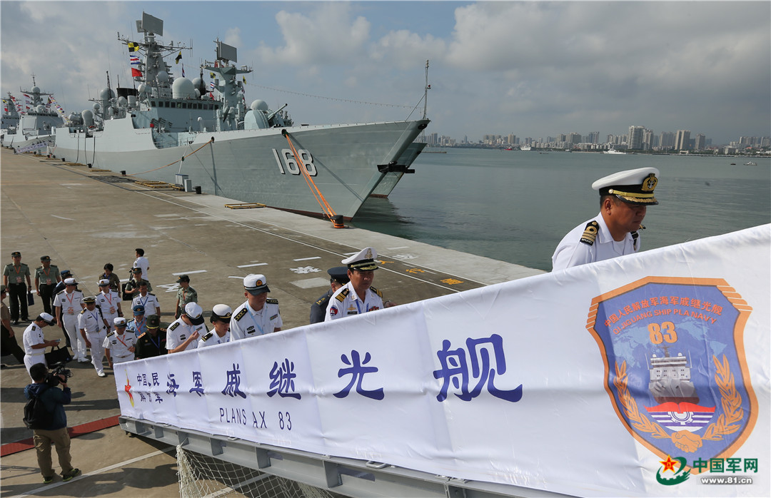 10月23日,东盟多国观摩团参观中国海军戚继光舰.中国军网记者张雷 摄