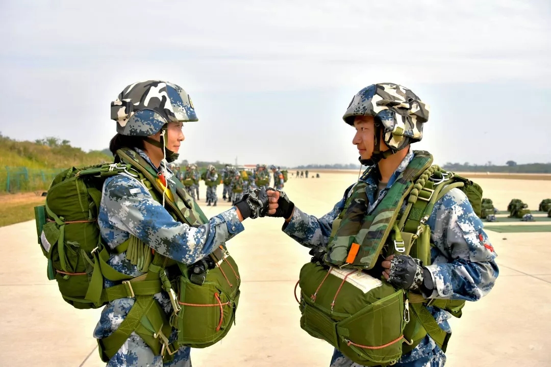 空降兵新排长们的空中实跳来啦,还有女排长!