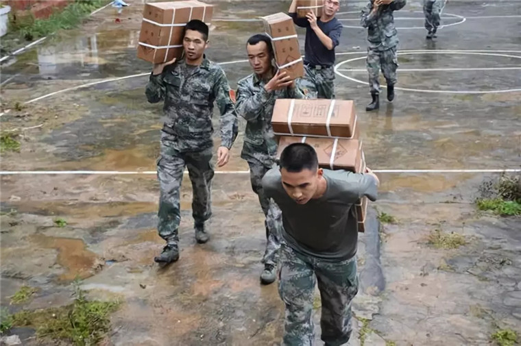 雷响之时,他用血肉之躯护住战友