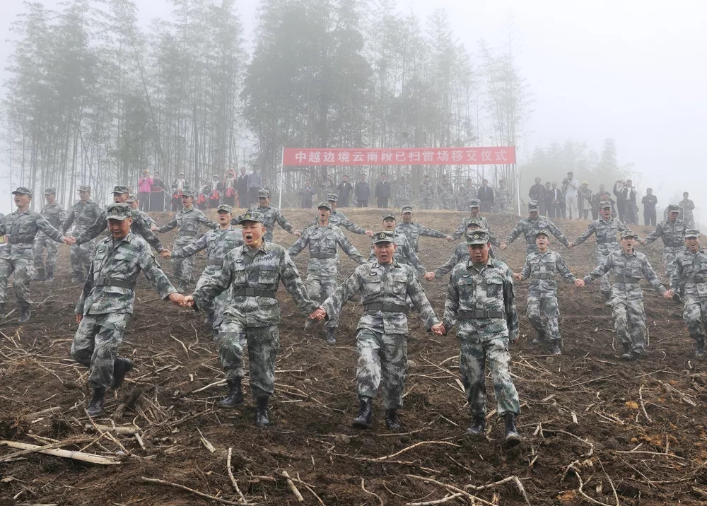 扫雷英雄杜富国:看不见太阳,就从心里升起另一个太阳