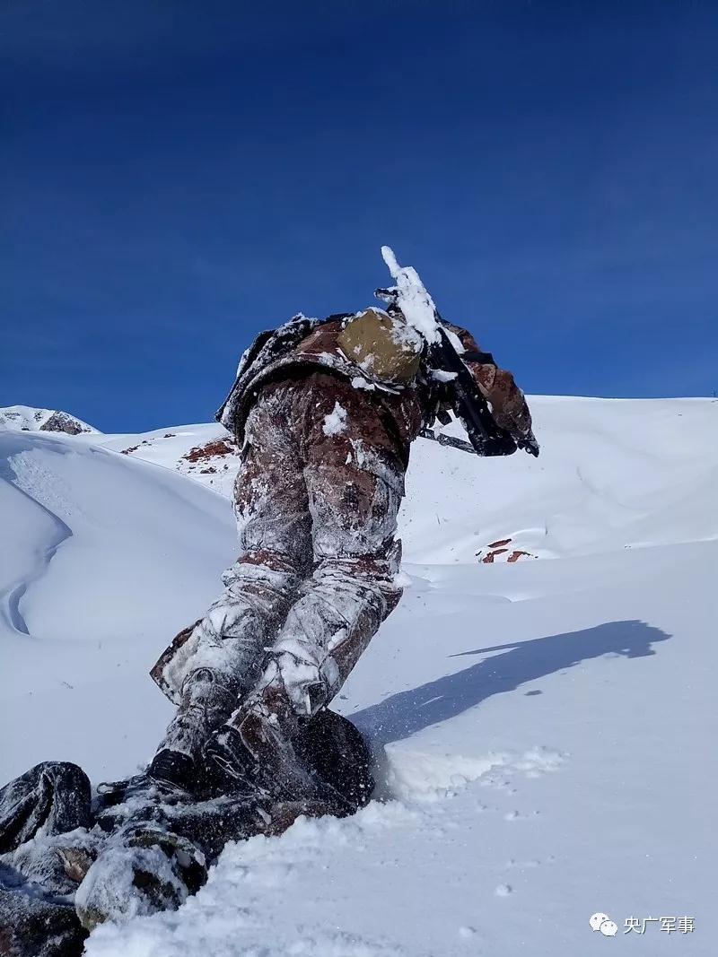 踩着战友的背向前推进 休息时,戍边官兵们就地吃雪止渴.