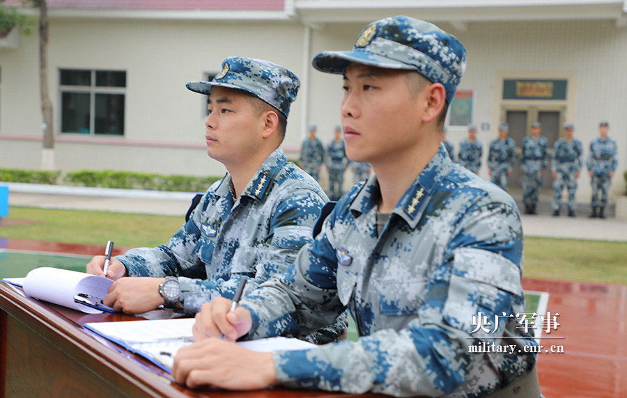 南部战区空军某场站组织警卫新兵上岗前培训考核