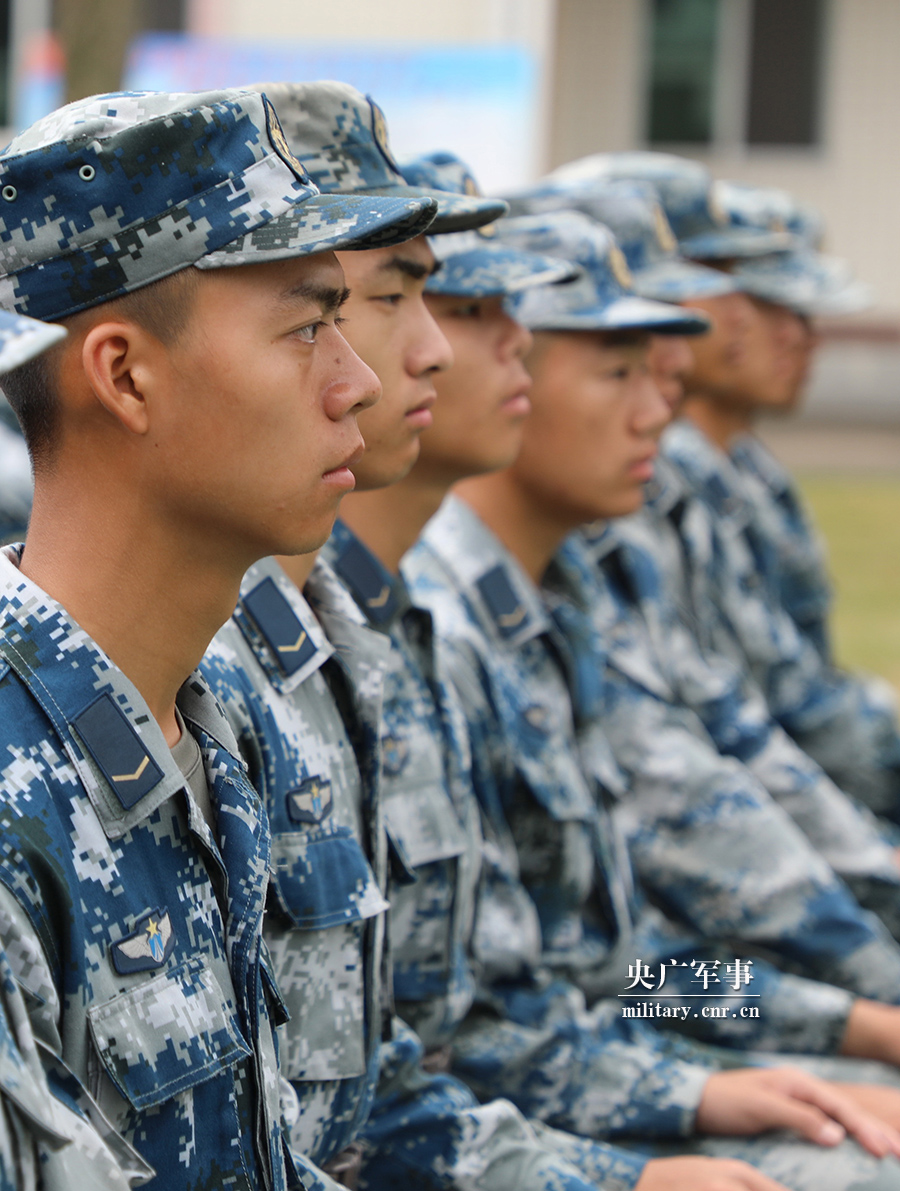 南部战区空军某场站组织警卫新兵上岗前培训考核