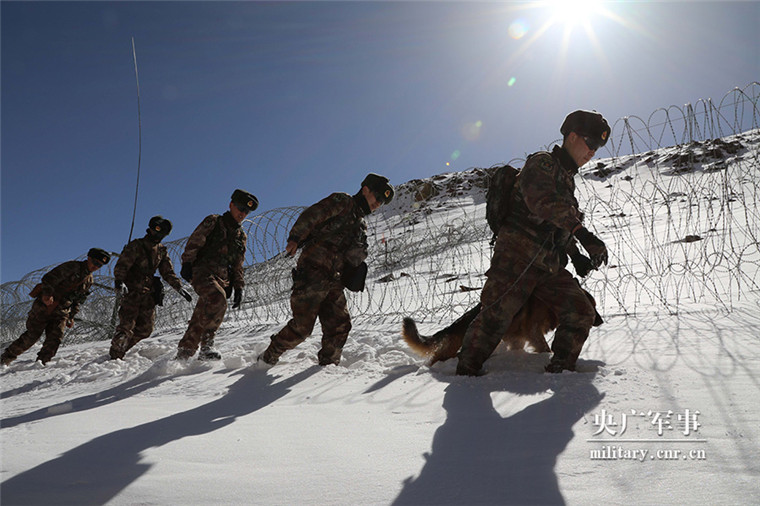 新疆阿克苏:边防官兵踏雪巡逻