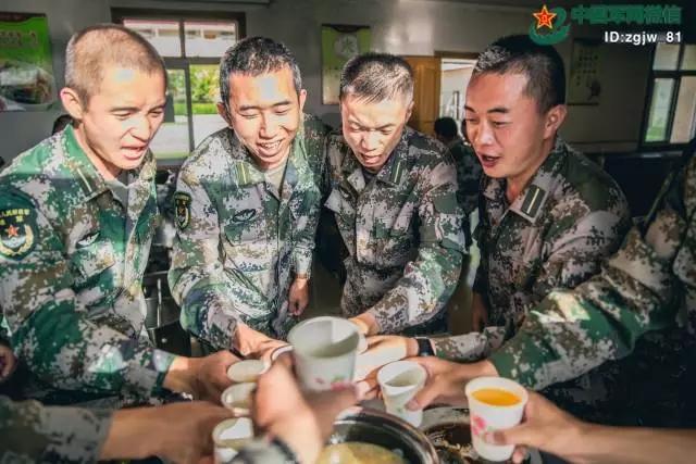 那天是八一建军节,第一次聚餐,虽然不喝酒,但我们那三声"干",喊得比谁