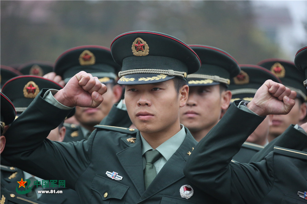 陆军炮兵防空兵学院南京校区党员许下庄严一诺