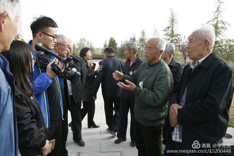 解放战争时期的荣张村儿童团长苏永发在向扫墓的人们讲述当年烈士的