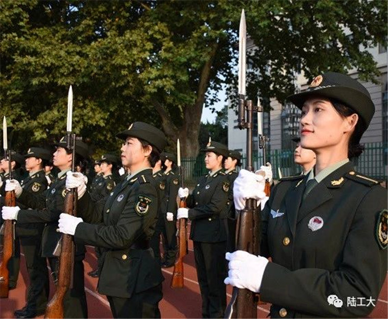 军校"女神"!节日快乐!