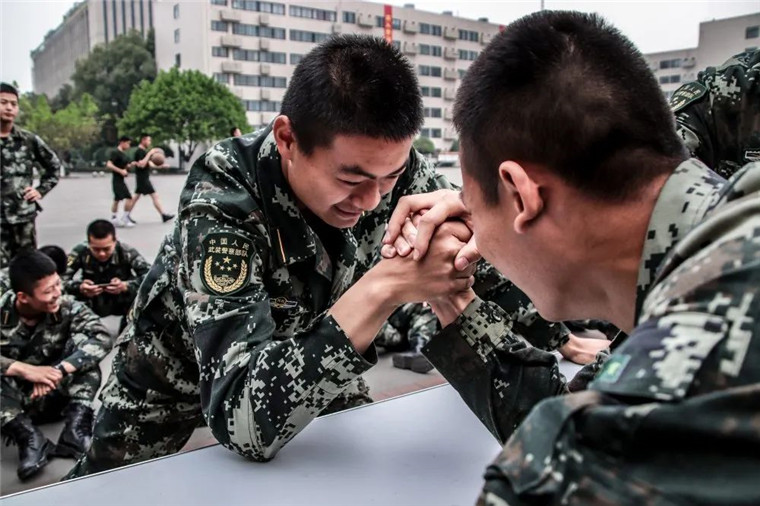 严肃活泼,武警警官学院的学员们五一假期这么过!