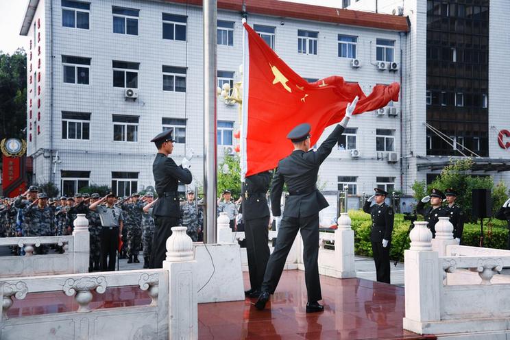 部队第九八四医院举行"建党百年"升旗仪式,庆祝中国共产党成立100周年