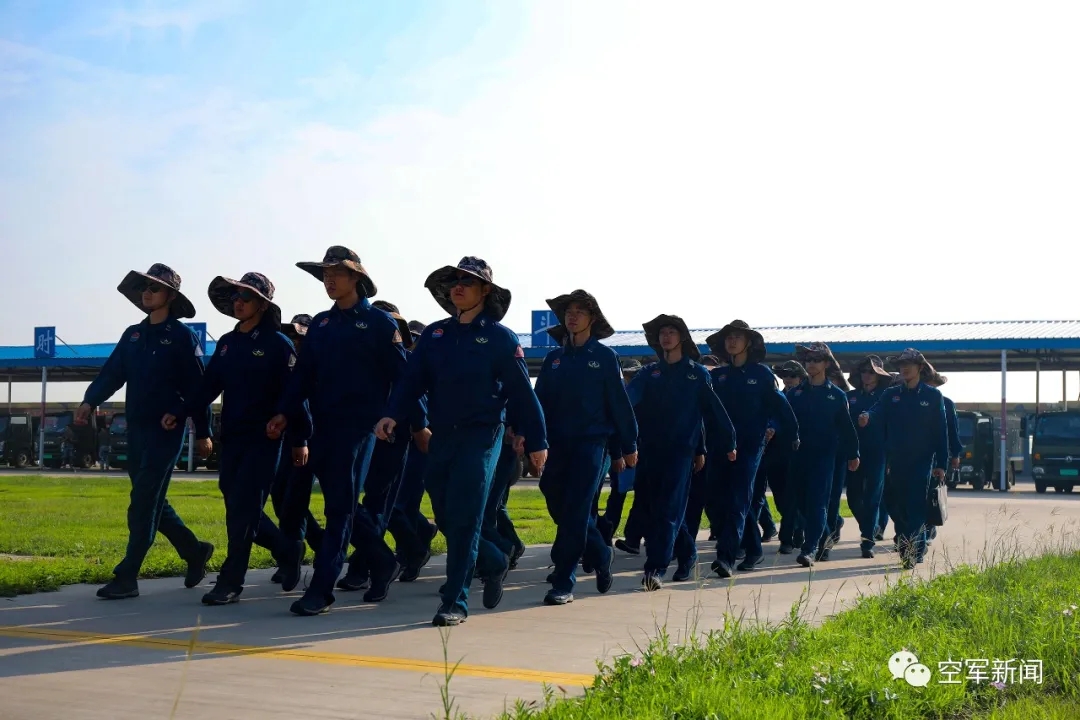 地表温度直逼50℃ ,看机务兵如何乘风破浪!