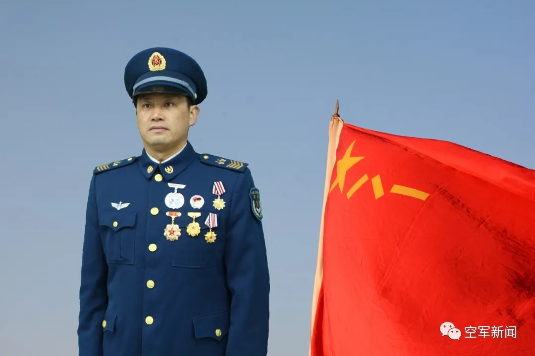 盛夏之际,晨光熹微,东部战区空军航空兵某团机场一片忙碌景象,战鹰列